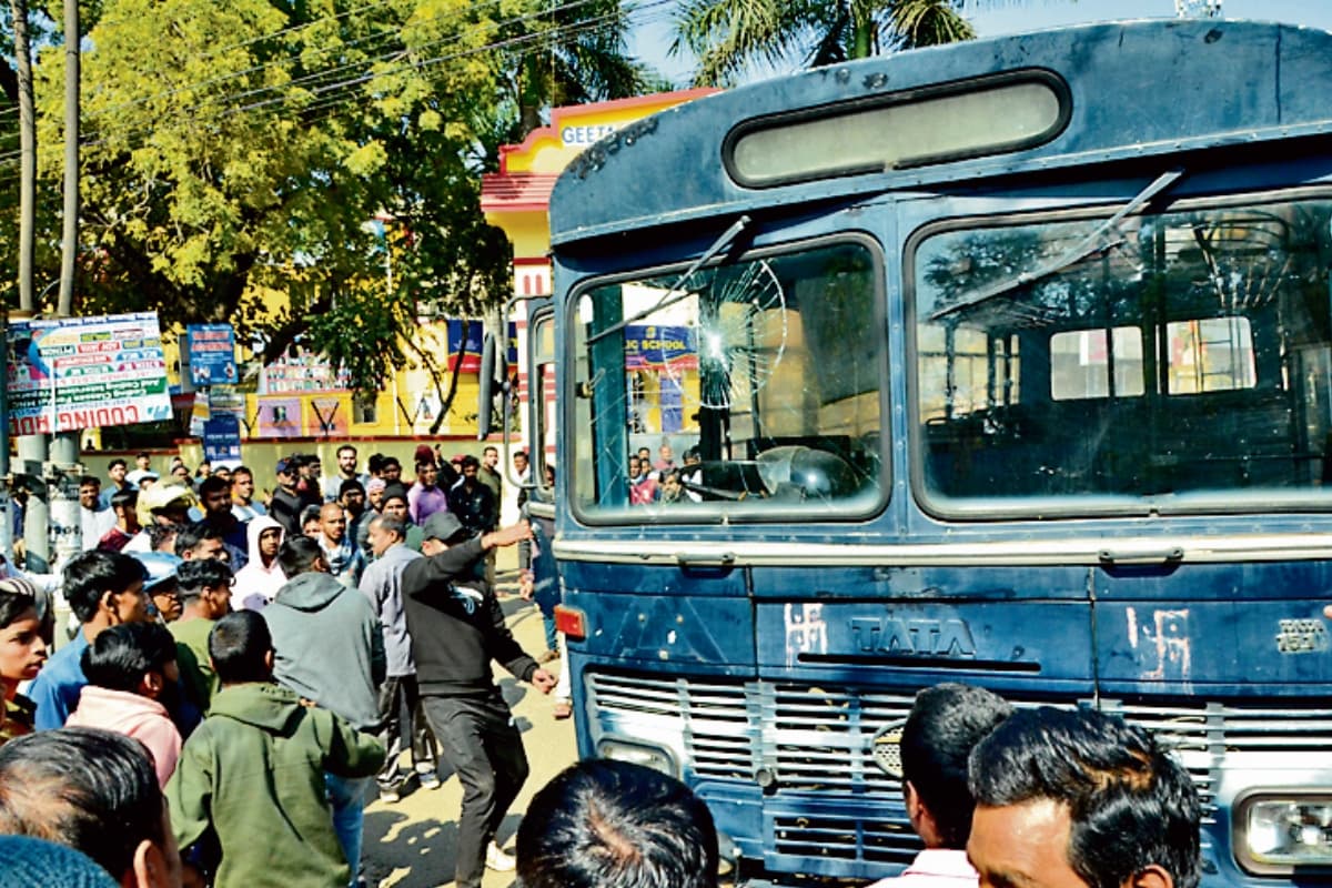 देवघर : जैप की जर्जर बस से रोजाना बच्चों को पहुंचाया जाता था स्कूल, 6 साल पहले ही फेल हो चुका था रजिस्ट्रेशन