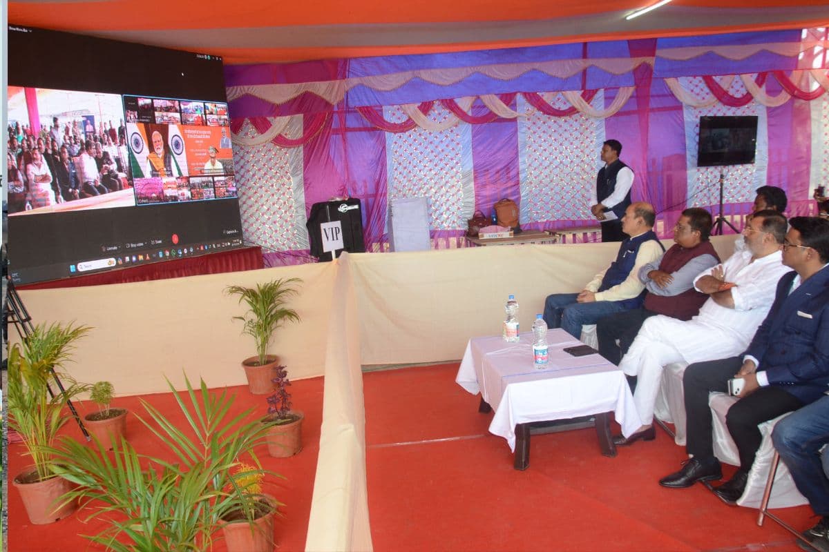 PM Narendra Modi ने 100 करोड़ की रेल परियोजनाओं की दी सौगात, गोड्डा सांसद निशिकांत दुबे ने की सराहना