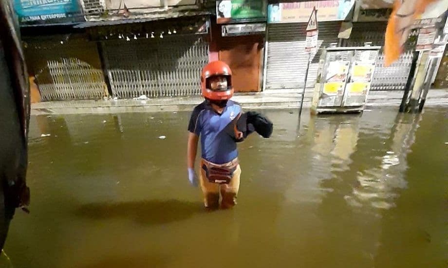 कोलकाता में बारिश के बीच Domino's के फूड सोल्जर ने पहुंचाया ऑर्डर, नाराज Twitter यूजर्स ने लगाई कंपनी की क्लास