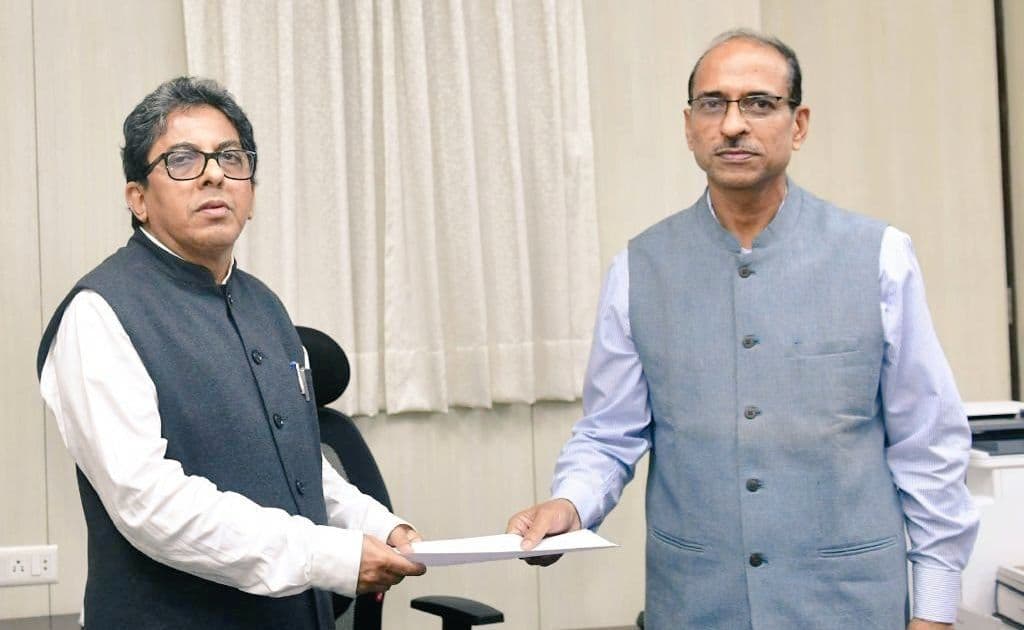 केंद्र से ममता बनर्जी के मुख्य सलाहकार आलापन बंद्योपाध्याय को शोकॉज, तीन दिनों में जवाब देने के निर्देश