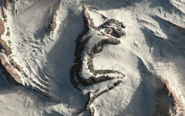 सोशल मीडिया पर THE SLEEPING LADY की वीडियो और तसवीर वायरल, क्या सच में पहाड़ पर कोई महिला सो रही है?