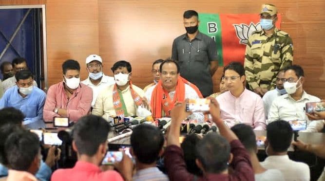 मोदी के मंत्री जॉन बारला की बंगाल विभाजन की मांग, ममता बनर्जी पर अल्पसंख्यकों की अनदेखी का आरोप