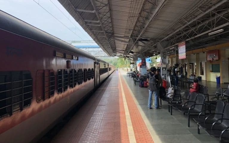 Indian Railways: रेलवे ट्रैक पर कोहरे का कहर, आगरा आने वाली 20 ट्रेनों का परिचालन रद्द, ऐसे मिलेगा रिफंड