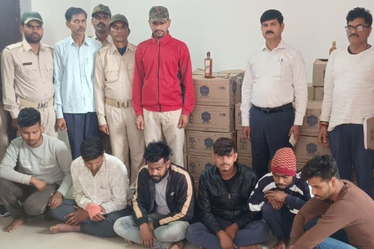 झारखंड: देवघर में उत्पाद विभाग की छापेमारी, 92 पेटी अवैध शराब जब्त, छह आरोपी गिरफ्तार