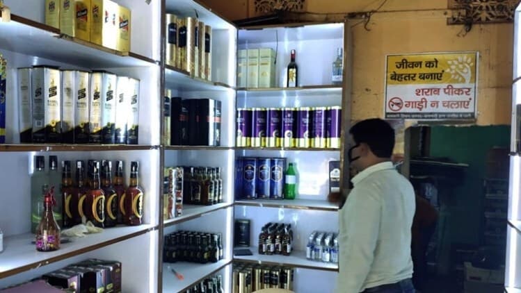 लॉकडाउन 3.0 की शर्तों के साथ खुलीं शराब की दुकानें, बड़ा सवाल-  'क्या सोशल डिस्टेंसिंग रहेगा?'