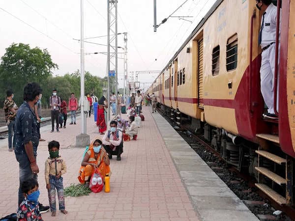 सोनिया, राहुल और तेजस्वी की जुबानी पॉलिटिक्स के बीच रेलवे का करारा जवाब, कहा- 'मजदूरों से नहीं लिया जा रहा किराया'
