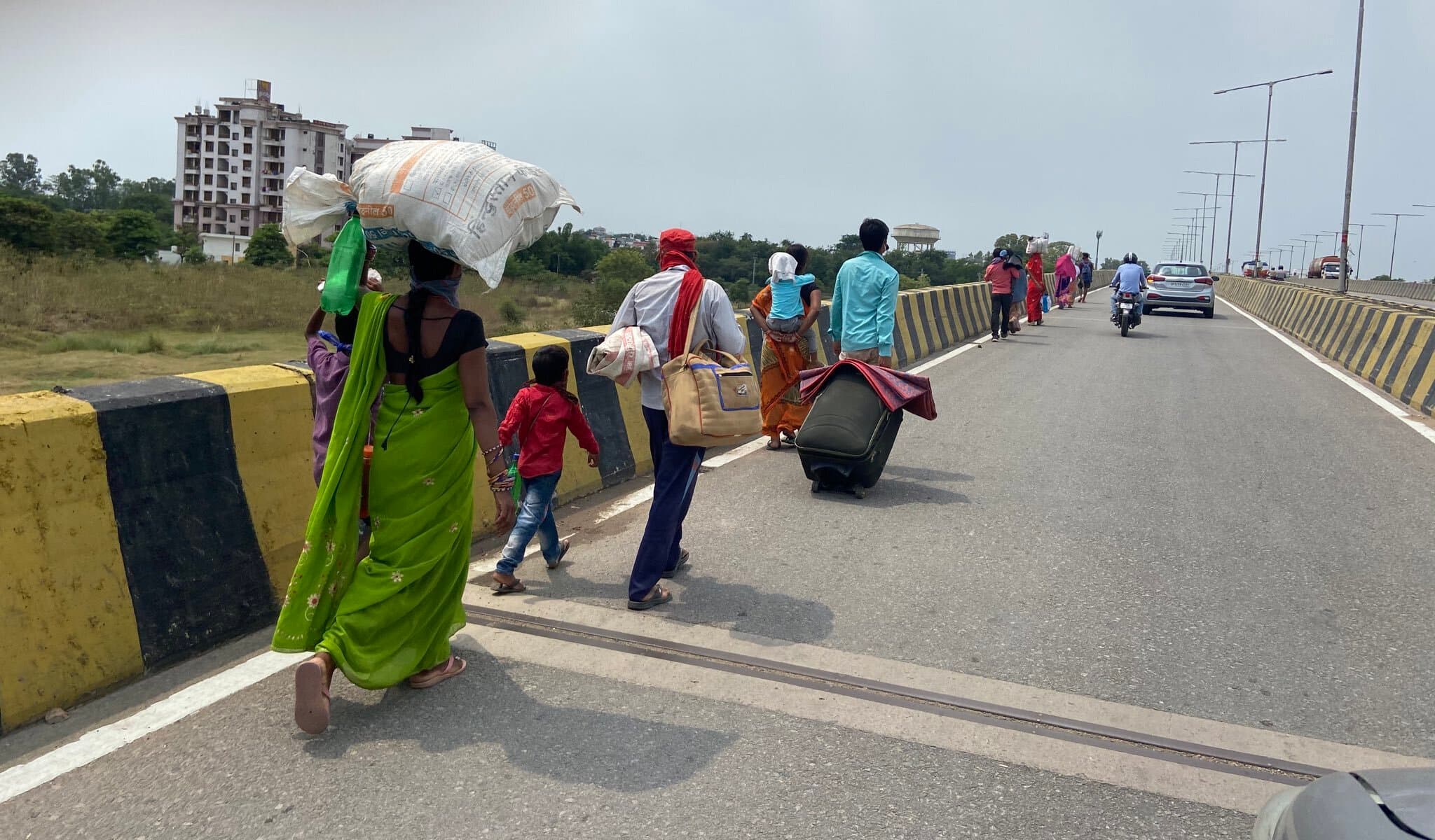 हरियाणा से बिहार के गया पैदल पहुंचे दो दर्जन प्रवासी मजदूर,