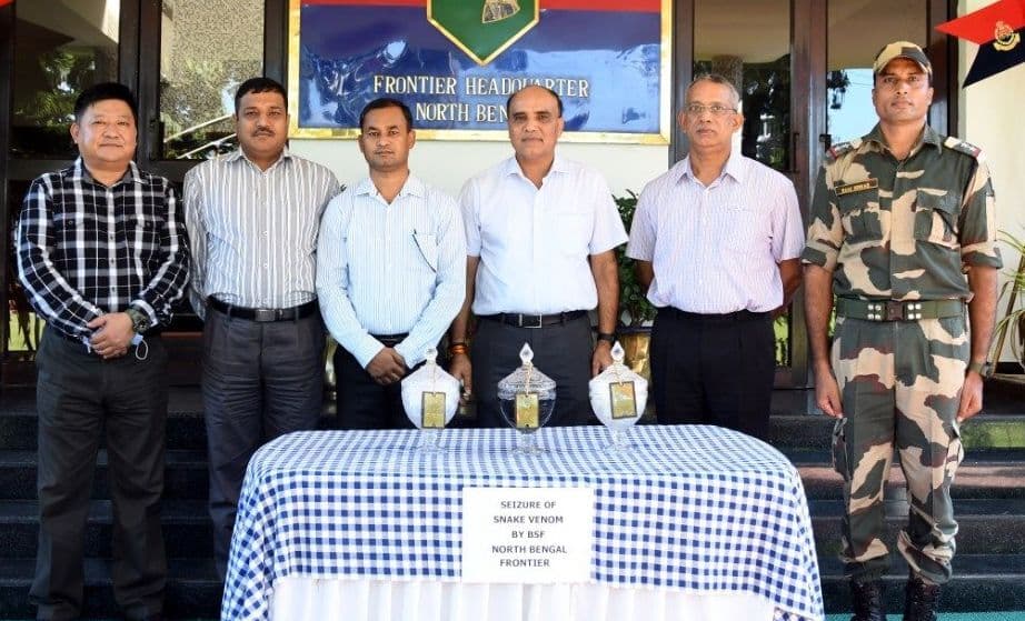 भारत-बांग्लादेश सीमा पर सांप के जहर से भरे तीन जार जब्त, अंतरराष्ट्रीय बाजार में 57 करोड़ कीमत