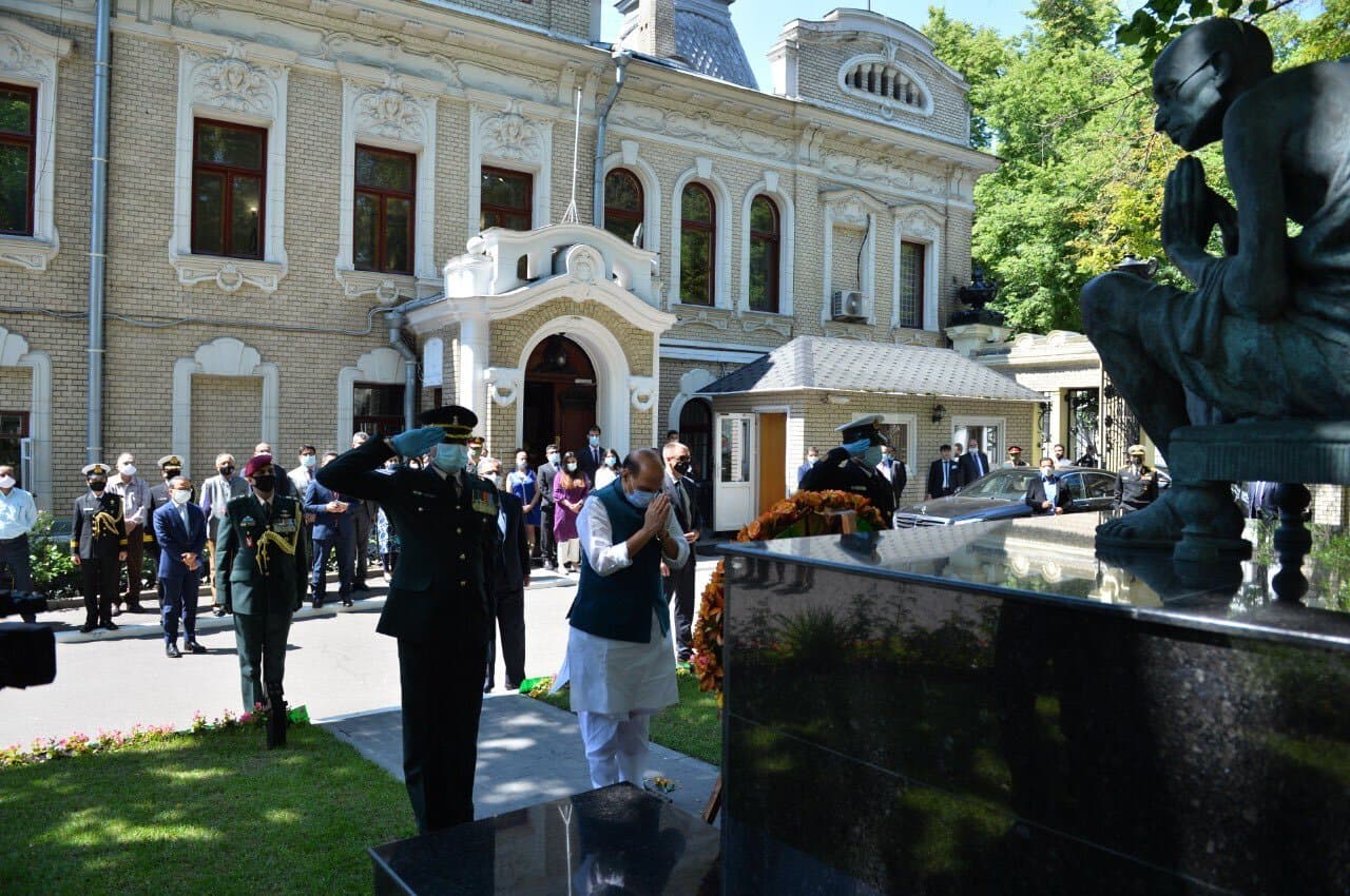 भारत का रूस के साथ गहरा संबंध, विक्टरी डे परेड में शामिल होने मास्को पहुंचे राजनाथ ने कही यह बात