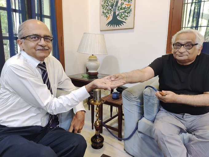 अवमानना मामले में प्रशांत भूषण को जुर्माना जमा करने के लिए साथी ने दिया एक रुपया