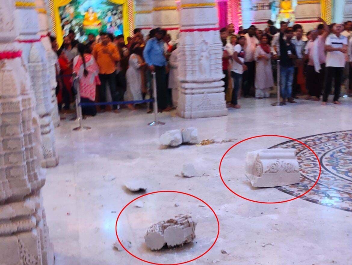 UP News: वृदांवन के प्रेम मंदिर में दर्शन के दौरान छत से गिरा पत्थर का बड़ा टुकड़ा, बाल बाल बचे श्रद्धालु
