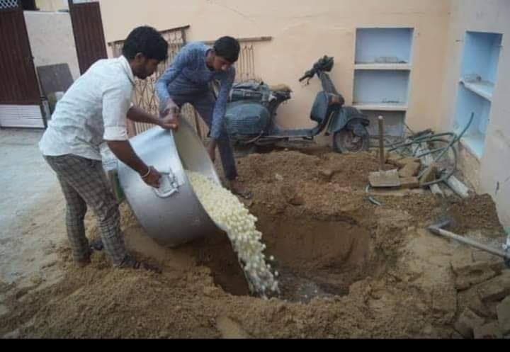 Fact Check: चुनाव हारने के बाद RJD कार्यकर्ताओं ने कई क्विंटल मिठाइयां फेंकी? जानें वायरल तसवीरों की सच्चाई