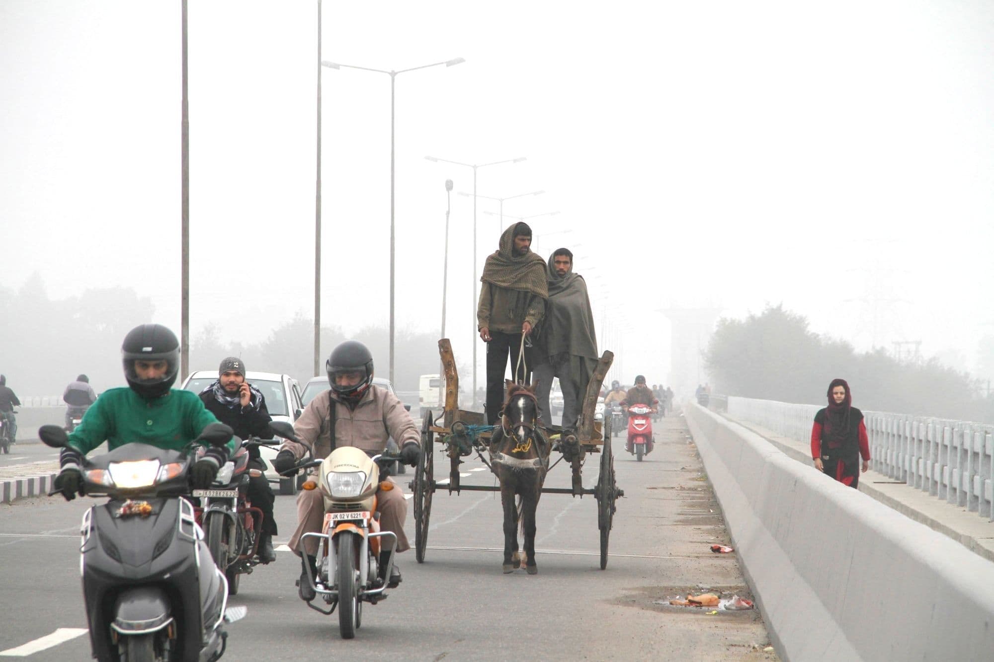 इस साल समय से पहले उत्तर प्रदेश में शीतलहर का कहर, पड़ोसी राज्य में बर्फबारी से बढ़ी ठंड