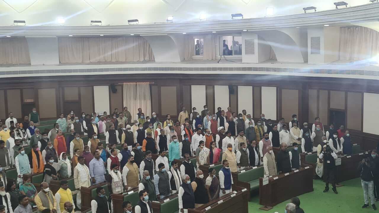 बिहार विधानसभा शीतकालीन सत्र: राष्ट्रगान के दौरान बैठे रहे कांग्रेस विधायक, भाजपा ने बोला हमला