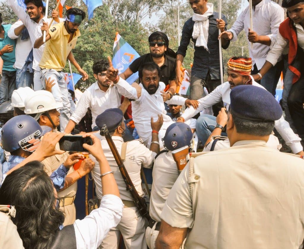 Bihar News: रोजगार के सवाल पर बिहार विधानसभा का घेराव करने जा रहे NSUI कार्यकर्ताओं को पुलिस ने दौड़ा-दौड़ा कर पीटा