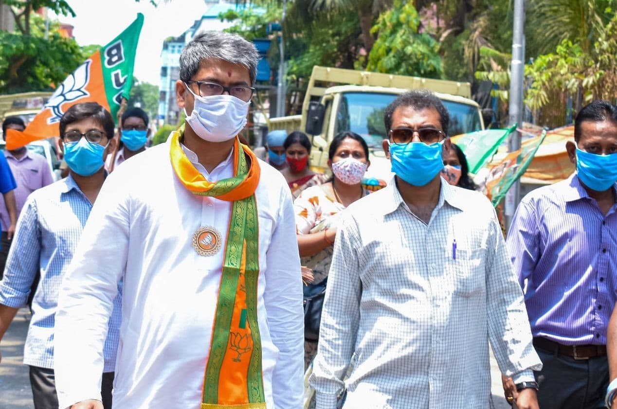 VIDEO: TMC समर्थकों ने मानिकतला में BJP कैंडिडेट कल्याण चौबे को घेरा, कार के सामने करते रहे हंगामा