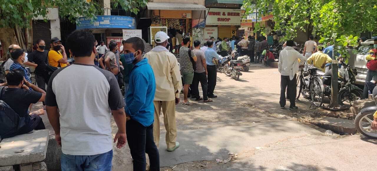 लॉकडाउन का एलान और शराब खरीदने की होड़, दिल्ली वालों को ‘इंजेक्शन नहीं, दारू से फायदा’, VIDEO