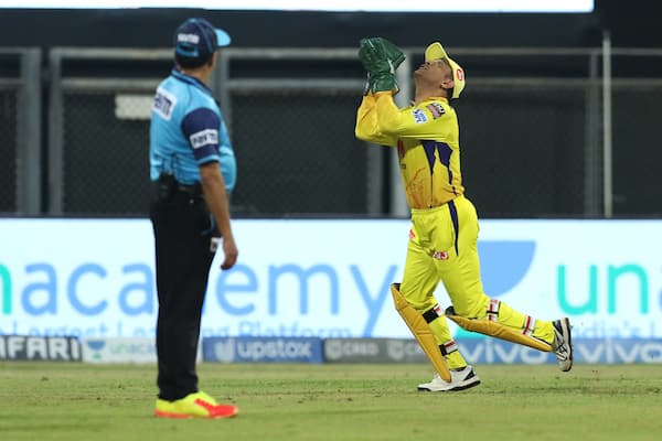 CSK vs SRH: मैच में धौनी से विकेट के पीछे हुई बड़ी चूक तो फैन्स भी हुए हैरान, कहा- आंखों पर नहीं हो रहा भरोसा, देखें VIDEO