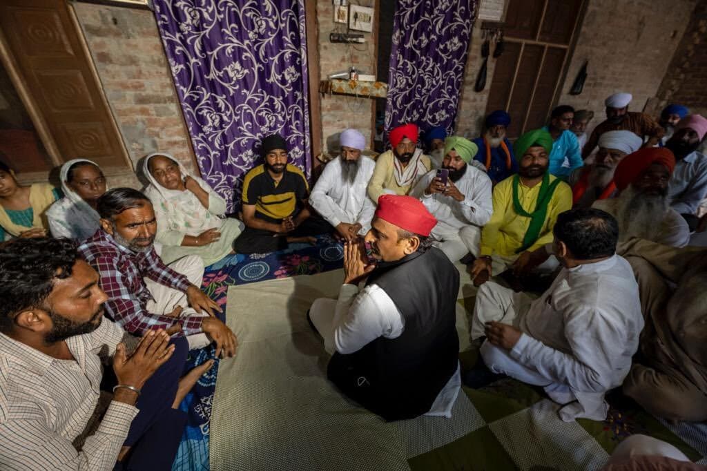 फिर रोका गया अखिलेश यादव का काफिला, मृतक किसान दलजीत के परिवार से मुलाकात करने पहुंचे