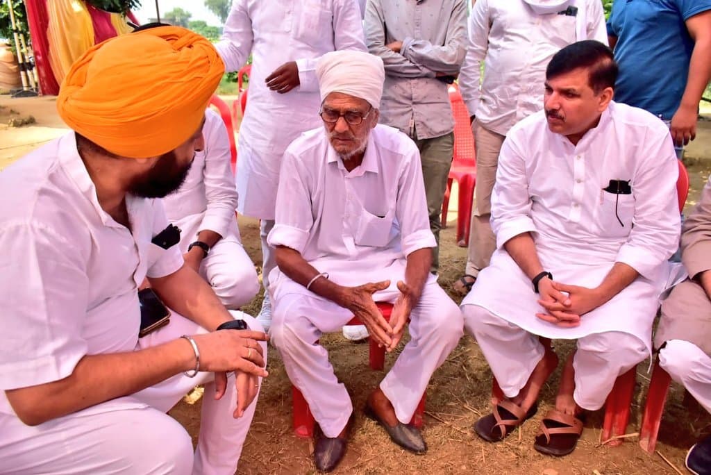 Lakhimpur Kheri: बहराइच पहुंचे AAP सांसद संजय सिंह, मृत किसान गुरविंदर के परिवार से की मुलाकात