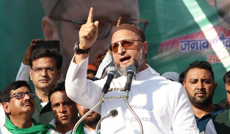 AIMIM चीफ असदुद्दीन ओवैसी का SP पर आरोप- मंच पर अल्पसंख्यकों को बैठाने से कतराते हैं अखिलेश