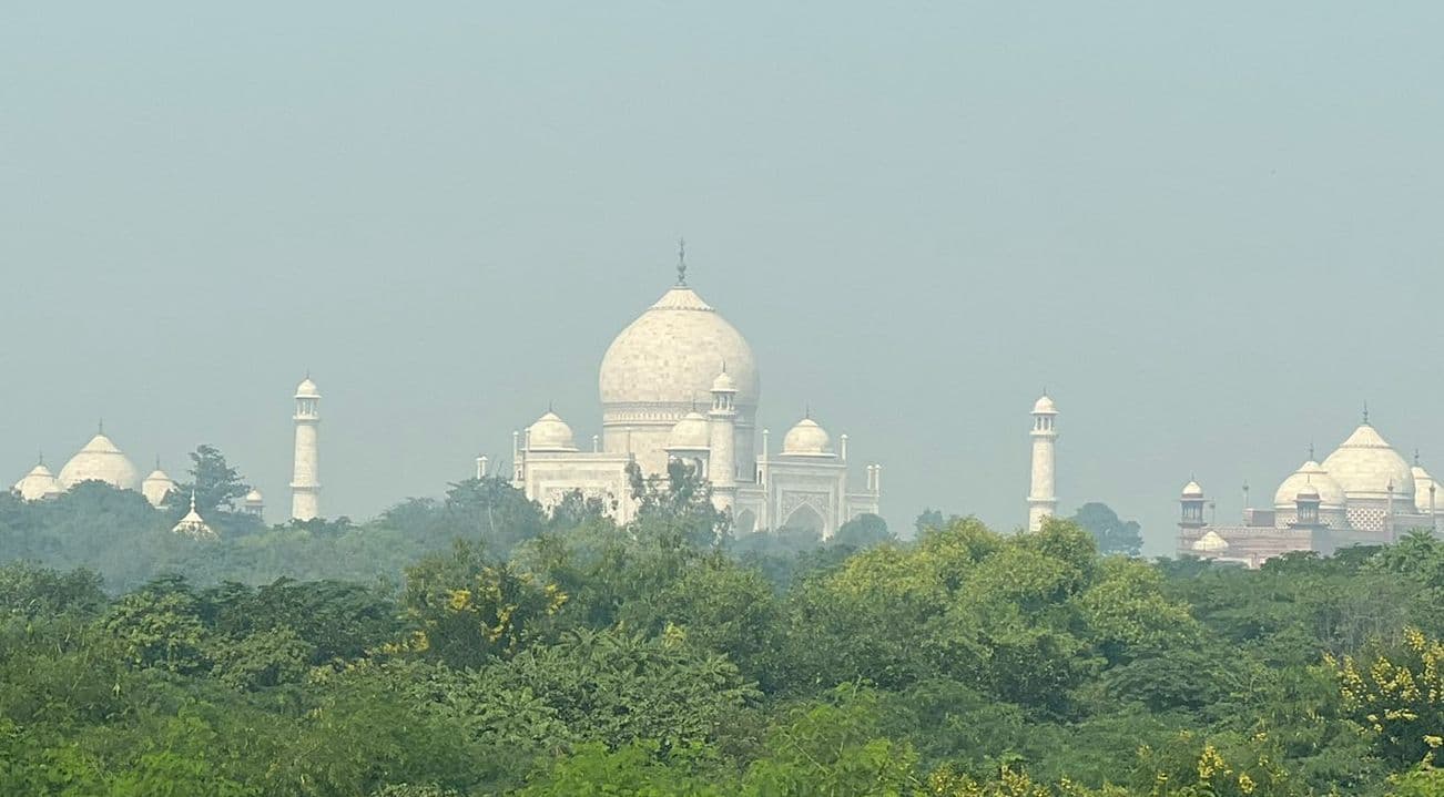 Agra News: आगरा में AQI का खतरनाक स्तर बरकरार, स्मॉग के कारण सैलानी नहीं देख पा रहे ताजमहल