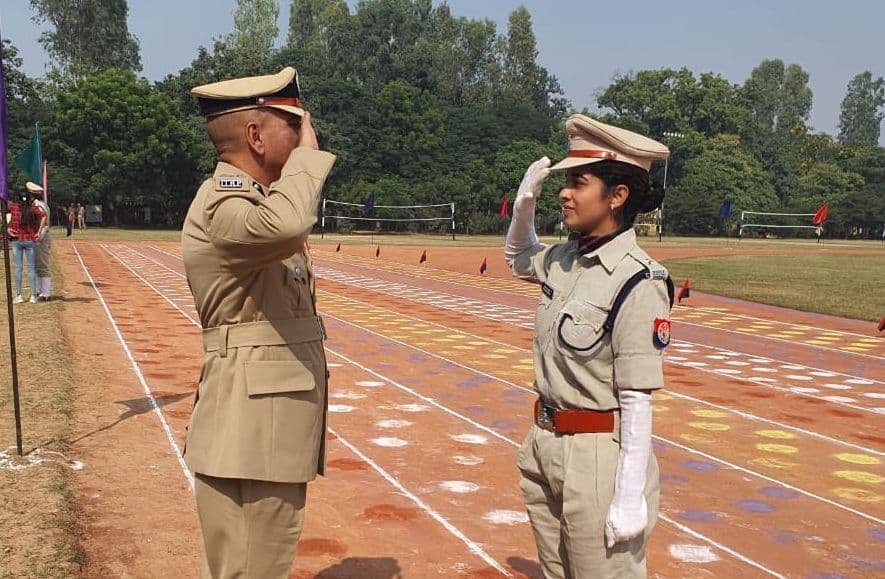सोशल मीडिया पर वायरल यूपी की अधिकारी बिटिया कौन है, जिसकी तसवीर ढूंढ रहे यूजर्स?