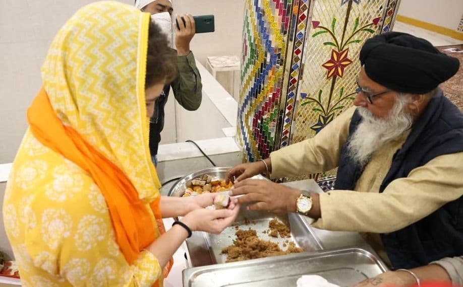 552वें प्रकाश पर्व के मौके पर यहियागंज गुरुद्वारा पहुंची प्रियंका गांधी, गुरु का लिया आशीर्वाद, देखें PHOTOS