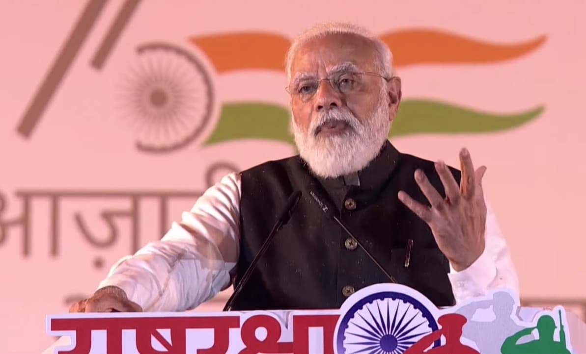 झांसी में आयोजित राष्ट्ररक्षा समर्पण पर्व में पीएम मोदी- हमारा मंत्र मेक इन इंडिया, मेक फॉर वर्ल्ड