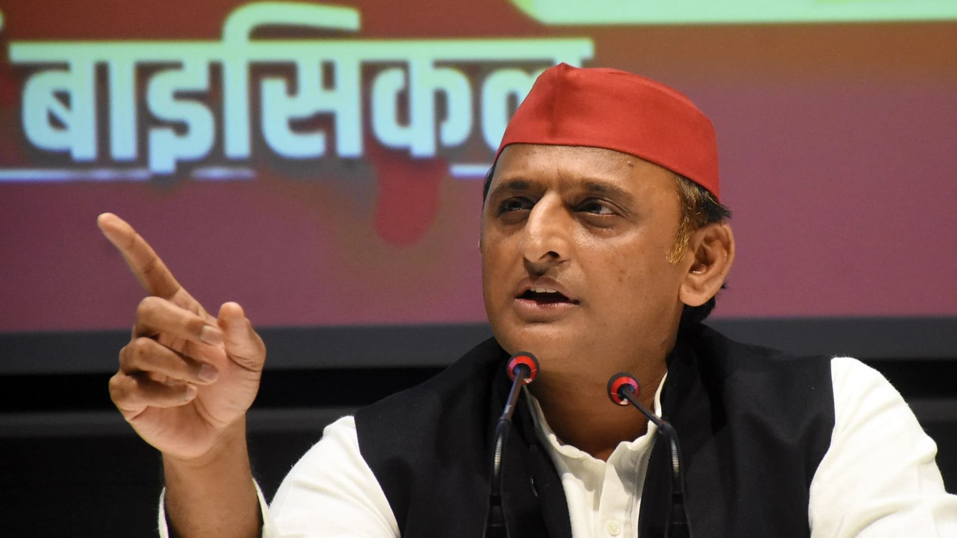 Akhilesh Yadav: अखिलेश यादव का बीजेपी पर हमला, कहा पीड़ित मां ने बीजेपी ऑफिस के बाहर आग लगा ली