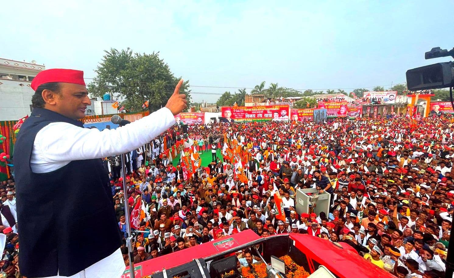 UP Election 2022: जौनपुर में सपा सुप्रीमो अखिलेश ने भरी हुंकार, बोले- बुल और बुलडोजर को साइकिल हटाएगी