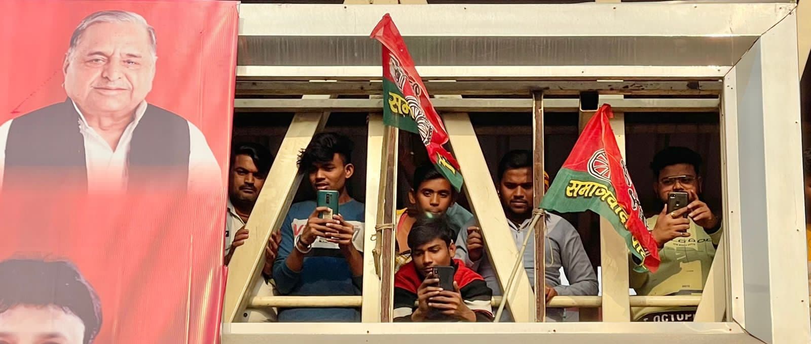 किसी के हाथ में लैपटॉप तो कोई घोड़े पर सवार, अखिलेश यादव की रैली और समर्थकों के अजब-गजब रंग