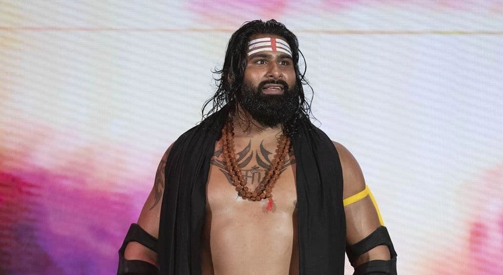 WWE: हाथ पर राम का नाम, ललाट पर भस्म का त्रिपुंड लगा कर रेसलर ‘वीर महान’ दे रहे पटखनी