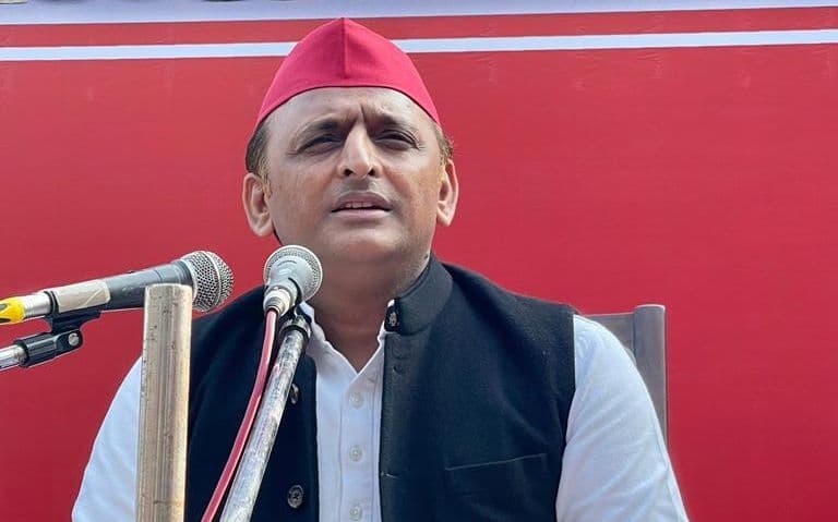 UP Election 2022: नामांकन के दिन अखिलेश यादव को बड़ा झटका, सपा के पूर्व मंत्री ने थामा बीजेपी का दामन