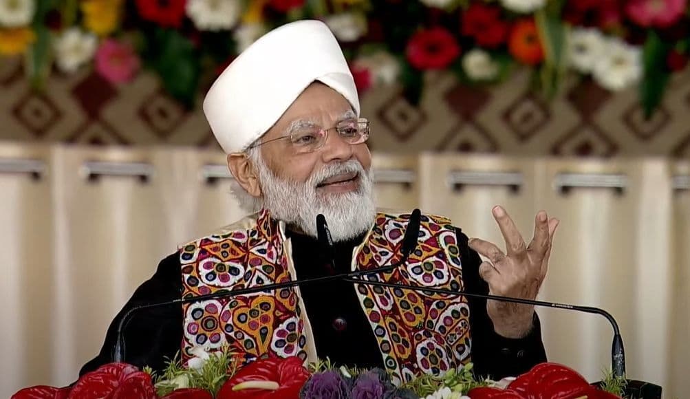 काशी में महामना के ड्रेस कोड को फॉलो करते दिखे पीएम मोदी, सोशल मीडिया पर खास टोपी का रहा जिक्र काशी में महामना के ड्रेस कोड को फॉलो करते दिखे पीएम मोदी, सोशल मीडिया पर खास टोपी का रहा जिक्र