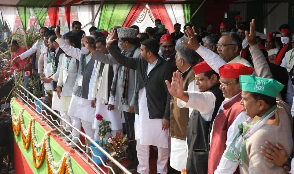UP Election 2022: अलीगढ़ में SP-RLD का मंच धड़ाम, बेकाबू भीड़ से भगदड़ की स्थिति, वीडियो वायरल