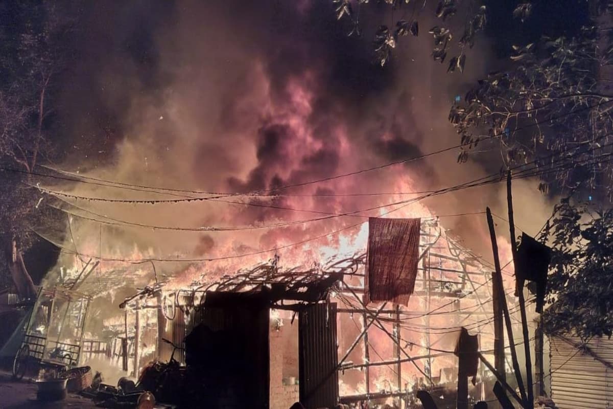 पश्चिम बंगाल: आग लगने से करीब 100 झोपड़ियां जलकर राख, बेघर पीड़ितों से मिले दमकल मंत्री सुजीत बोस