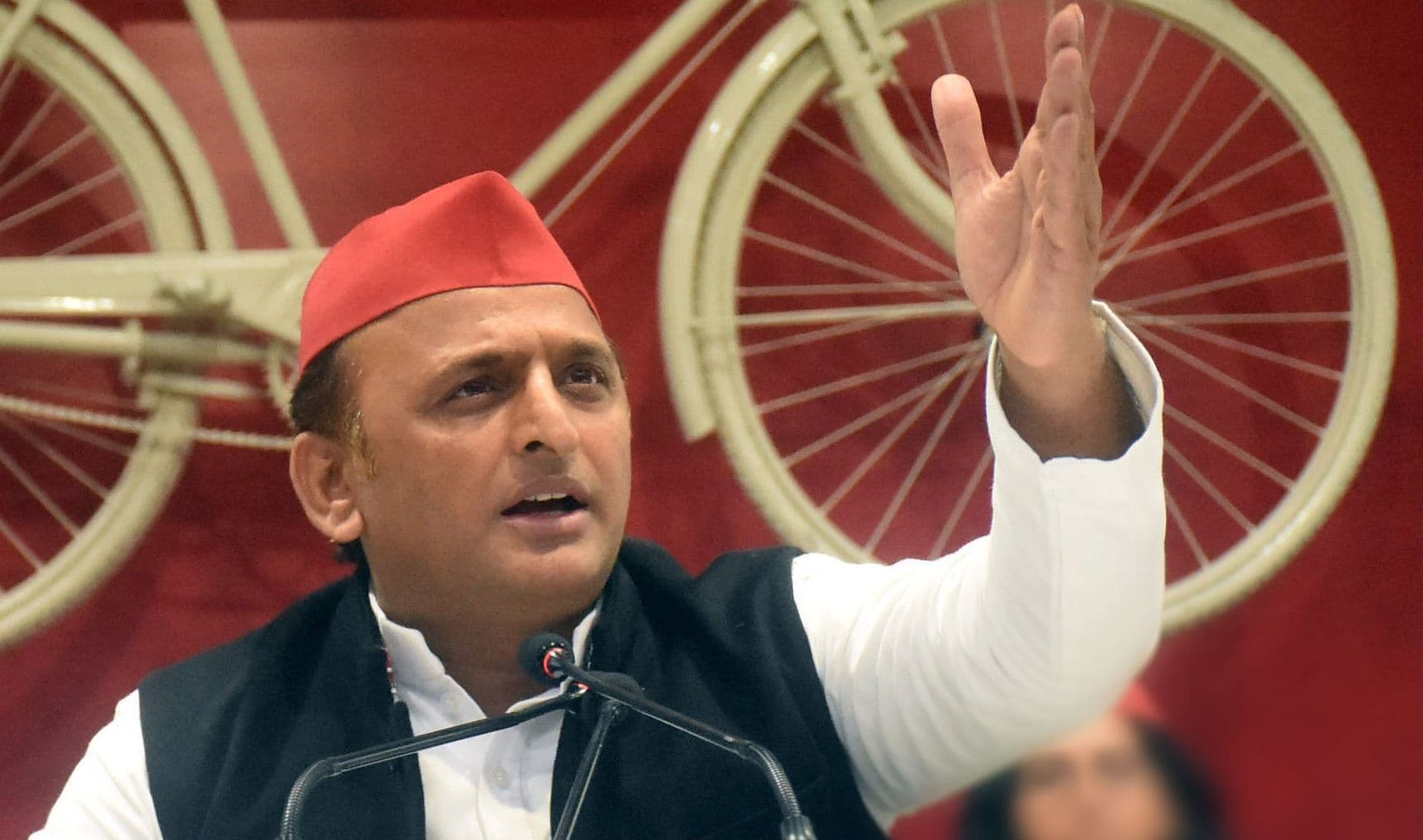 गोरखपुर से CM योगी को हराने के लिए अखिलेश यादव का बड़ा सियासी दांव, मौजूदा भाजपा विधायक को दिया खुला ऑफर