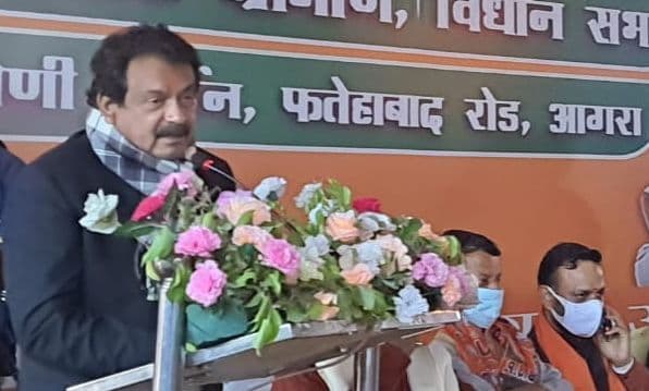 UP Chunav 2022: करहल में केंद्रीय मंत्री और BJP प्रत्याशी एसपी सिंह बघेल के काफिले पर हमला, मचा हड़कंप