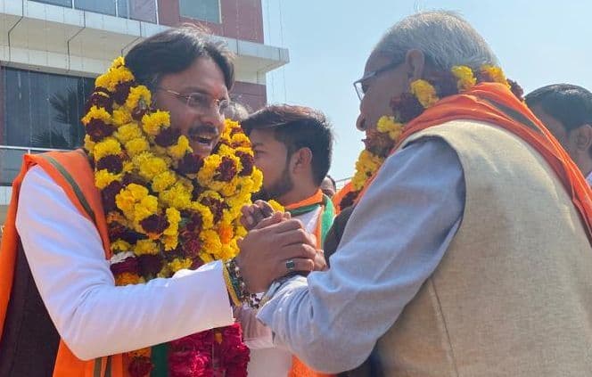 UP Election 2022 : BJP प्रत्याशी राजेश्वर सिंह के खिलाफ सपा की EC को चिट्ठी, आईजी पत्नी को हटाने की मांग