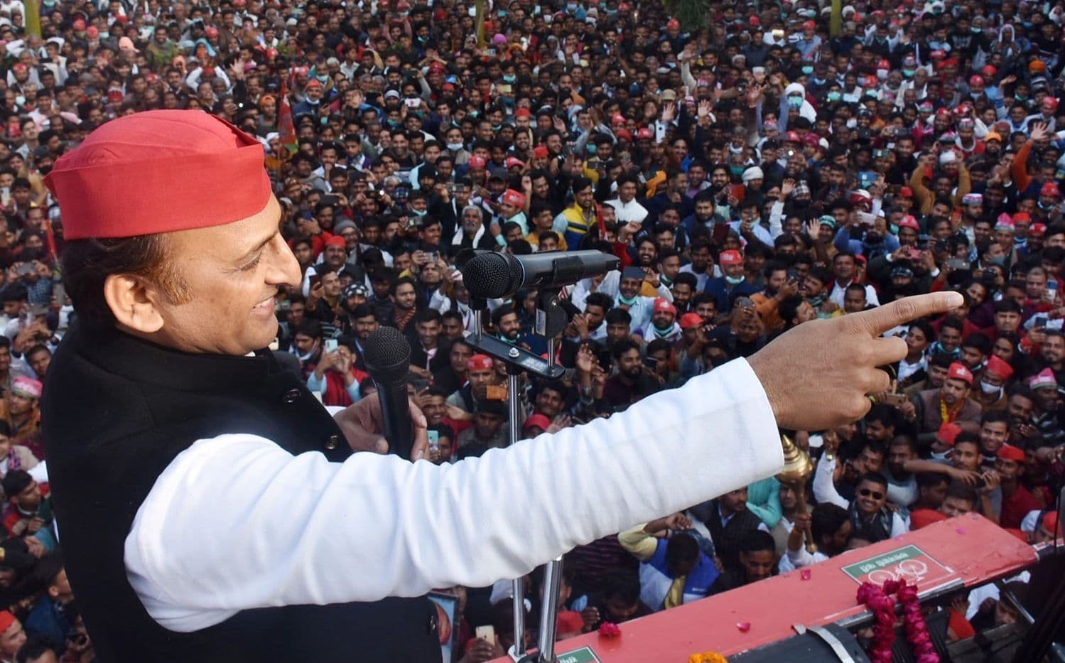 ओवैसी पर हमले के बाद अखिलेश ने तोड़ी चुप्पी, पूछा- अगर प्रदेश से अपराधी भाग गए थे तो यह हमला किसने किया?