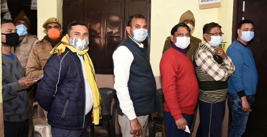 UP Election 2022: गुटखा की तलब, वोटिंग रोक मतदान केंद्र से बाहर निकल गए पीठासीन अधिकारी, फिर...