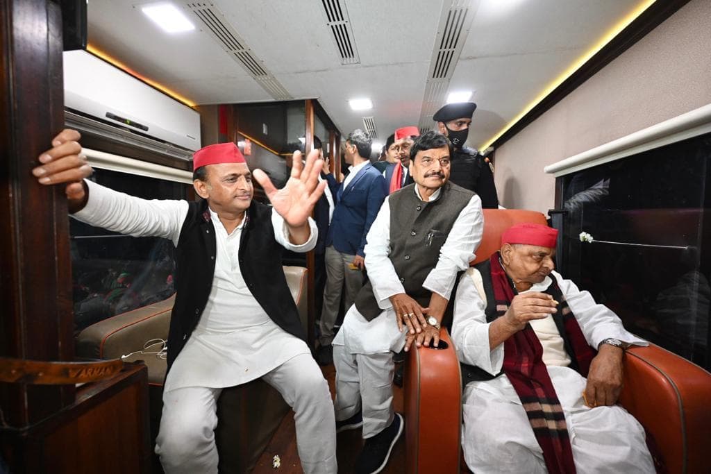 UP Election 2022: भाई-भतीजे के साथ तसवीर पर तंज से शिवपाल यादव नाराज, BJP पर लगाए कई गंभीर आरोप