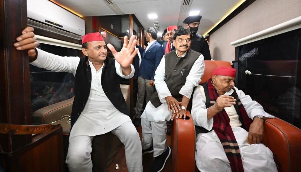 चाचा शिवपाल की भतीजे अखिलेश यादव को दो टूक- भाजपाई लगता हूं तो विधानमंडल से निकाल दें