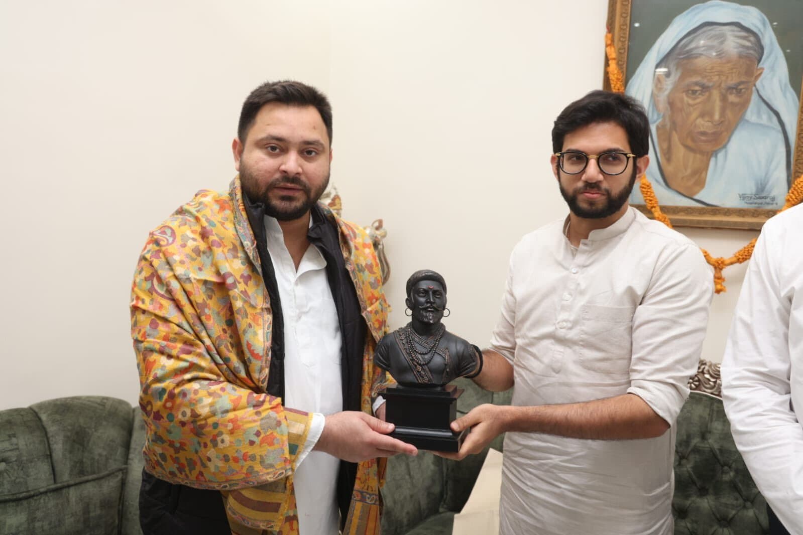 शिवसेना नेता आदित्य ठाकरे पहुंचे बिहार, तेजस्वी यादव से की मुलाकात, देखें पटना आगमन पर उनकी Photos