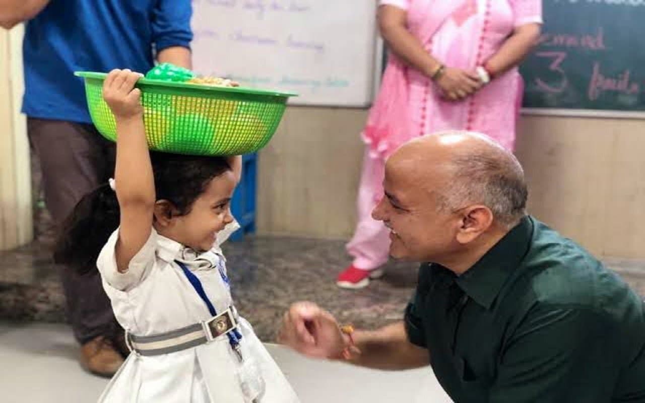 एकजुट हुआ विपक्ष! मनीष सिसोदिया की गिरफ्तारी के बाद केंद्र के खिलाफ विपक्षी दल लामबंद, जानें किसने क्या कहा