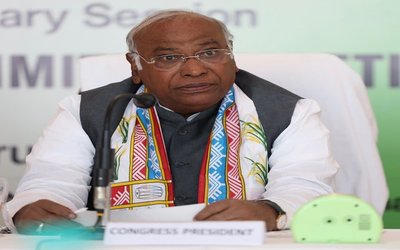 Mission 2024: 'देश के सामने बड़ी चुनौती, संविधान और लोकतंत्र पर मंडरा रहा खतरा', CWC की बैठक में खरगे