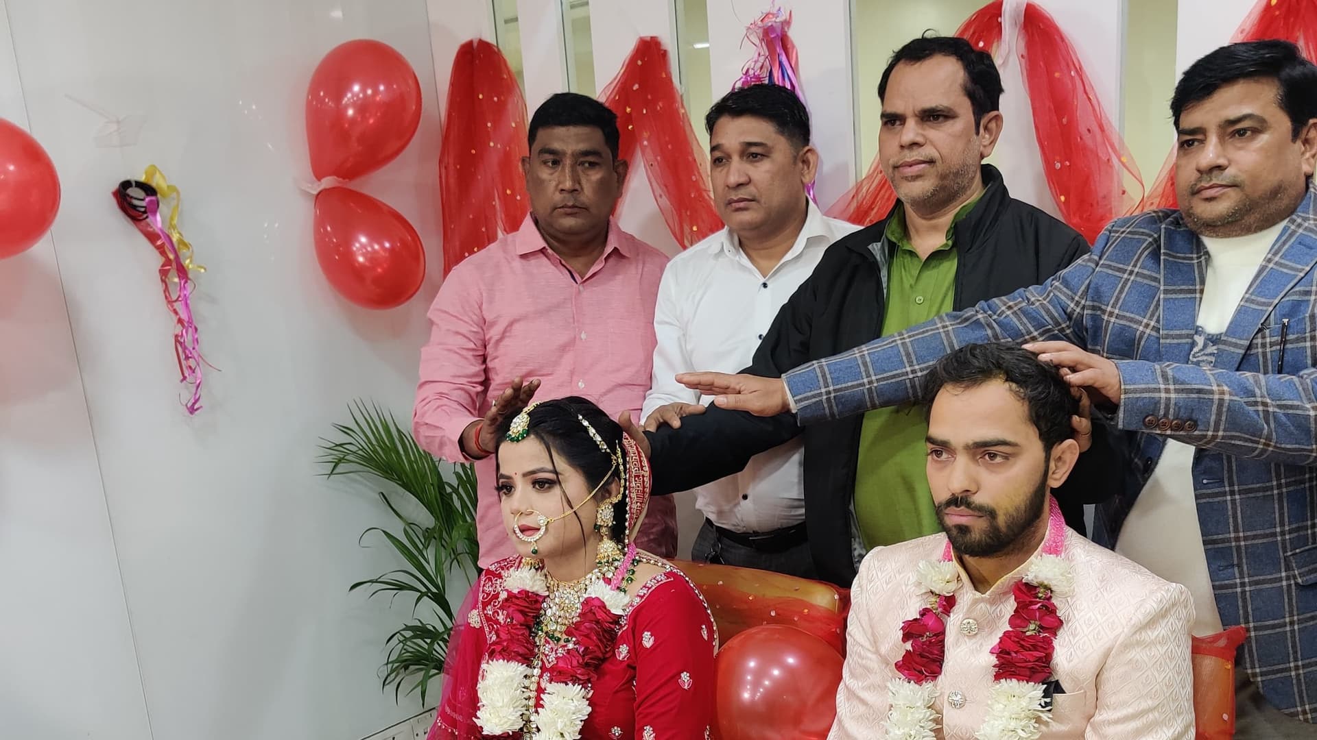 गाजियाबाद: दूल्हे को हुआ डेंगू तो अस्पताल में हुई शादी, लहंगे में पहुंची दुल्हन ने पहनाई वरमाला