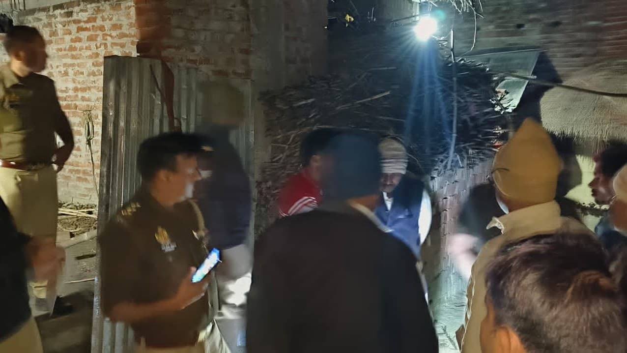 UP News: कुशीनगर में एक ही कमरे में प्रेमी-प्रेमिका ने फांसी लगाकर की खुदकुशी, छानबीन में जुटी पुलिस