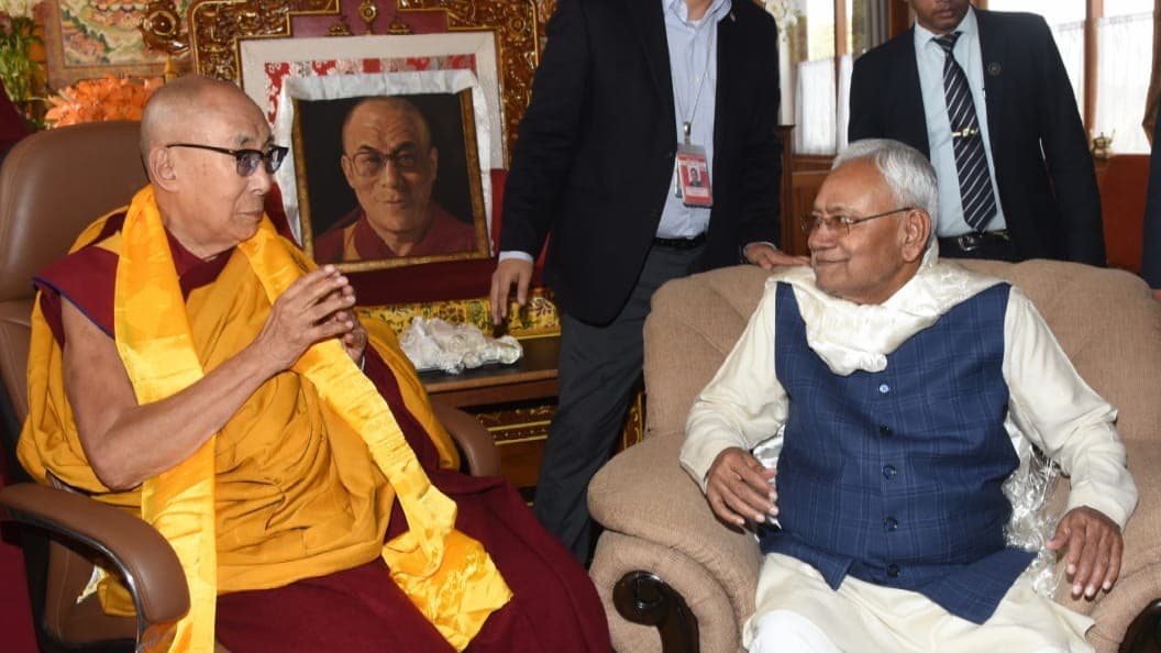 दिल्ली से लौटकर बोधगया पहुंचे सीएम नीतीश कुमार, दलाई लामा से मुलाकात के बाद महाबोधि मंदिर में की पूजा